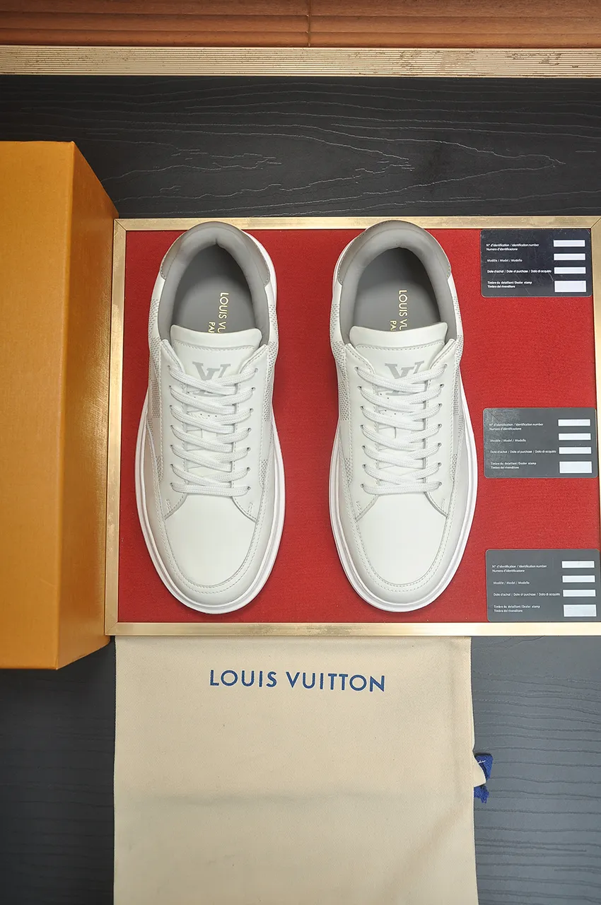 Men's men's shoes 💰640💶Original development, quality shipping, welcome to compare - LV sneaker series sports shoes introduce the loose silhouette of the ready-to-wear series into the spring and summer men's wear shows and make an eye-catching appearance. The cow leather upper is combined with rough fabric laces, and colorful beading highlights the brand's classic elements. LV letters mark the tongue and Monogram floral outsole. Mixed materials Made of top-grain cowhide, thick shoelace design, large Monogram print on the side, mesh lining and cotton feet, the comfort is as extreme as ever, premium heritage, quality first, worth owning! Size: Men’s 38-45 (45 is custom-made and cannot be returned or exchanged)
